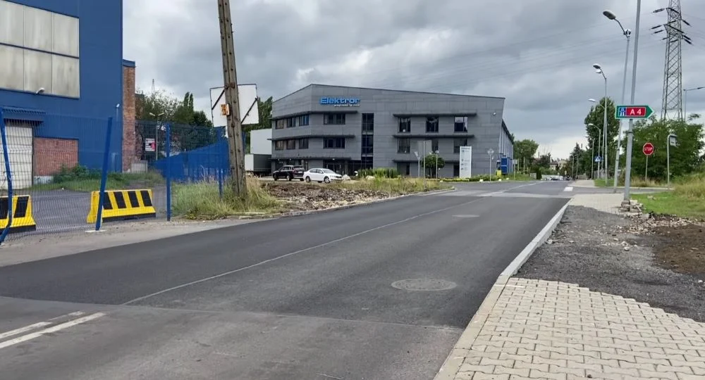 Dobra wiadomość dla kierowców: z ulicy Leśnej zniknęły nieużywane od lat tory