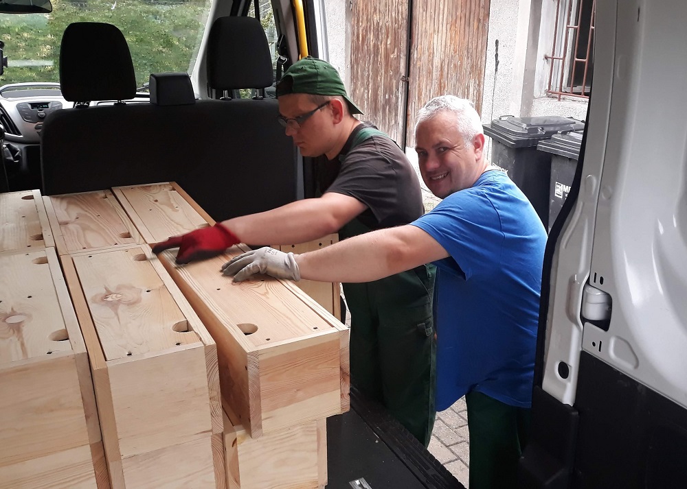 Niezwykli stolarze wygrali przetarg na sprzedaż 200 sztuk budek lęgowych dla ptaków