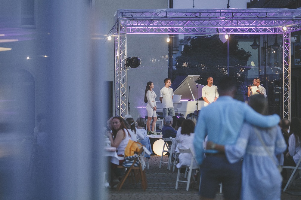 Biały wieczór, czyli kulinarno-muzyczna uczta na Rynku