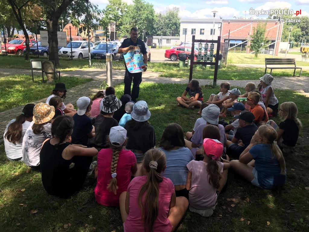 Policyjna prelekcja podczas półkolonii