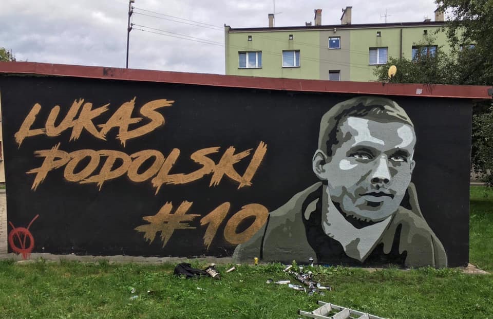 Kibice Górnika Zabrze przygotowali mural z wizerunkiem Lukasa Podolskiego
