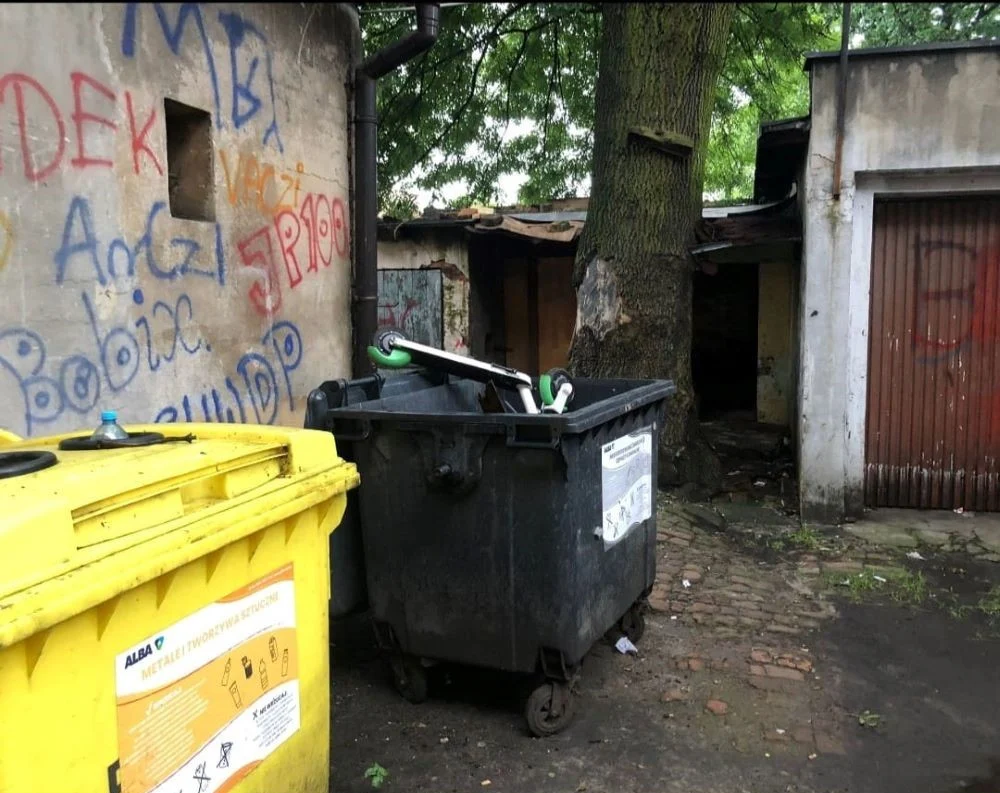 Hulajnogi elektryczne masowo dewastowane. Jedna w nich wylądowała w rzece