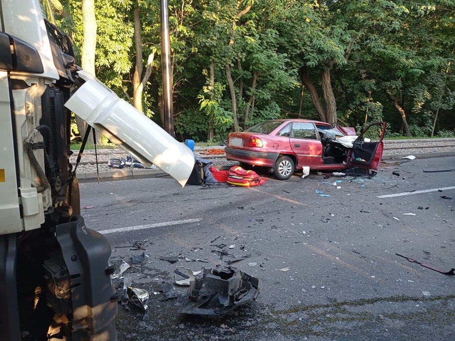 Wypadek! Na ul. Goduli doszło do czołowego zderzenie osobówki z samochodem ciężarowym