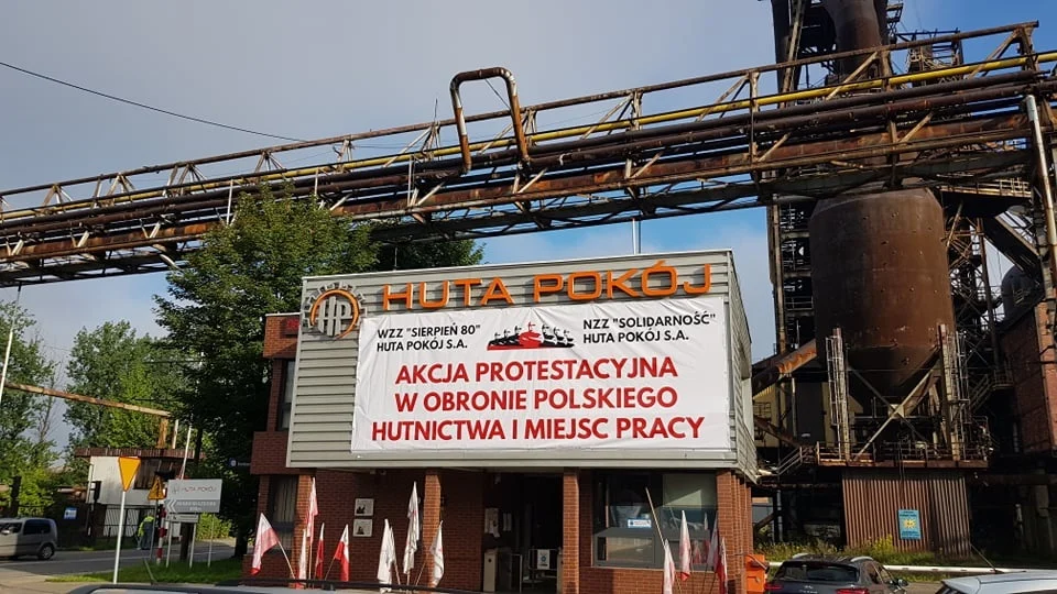Masówki w Hucie Pokój rozpoczęte. „Tak źle jak teraz nigdy nie było” – grzmią związkowcy