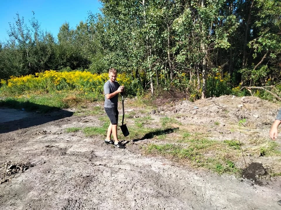 Trwa metamorfoza otoczenia schronu nr 45 w Kochłowicach. Niedawno posadzono 18 drzew!