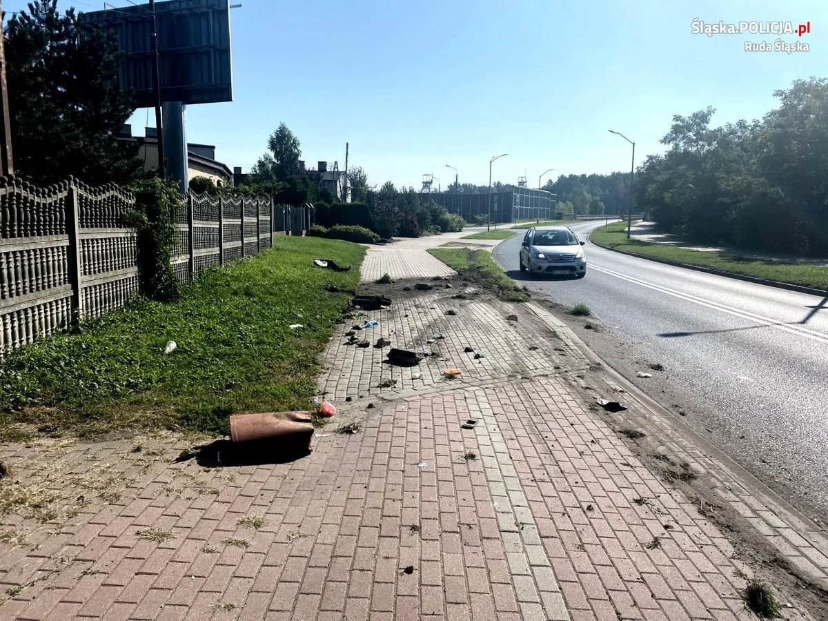 [FOTO] Staranował sygnalizator świetlny i barierki ochronne przy szkole. Miał 3,5 promila!