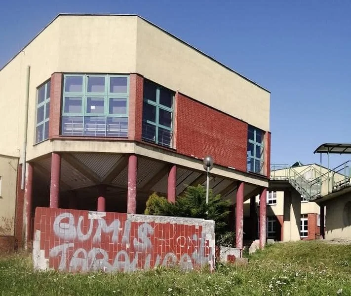 Internauci: Gmach SP nr 30 wygląda źle. Elewację pokrywają szpecące napisy