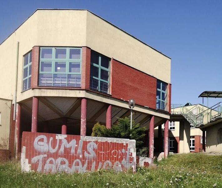 Internauci: Gmach SP nr 30 wygląda źle. Elewację pokrywają szpecące napisy