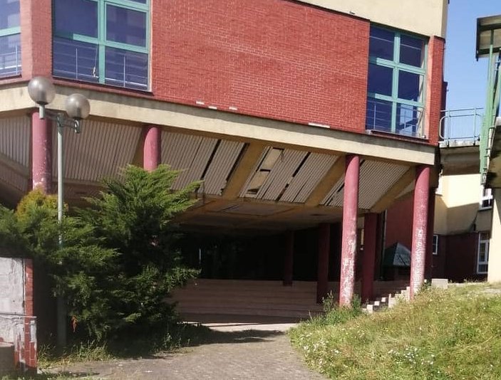 Internauci: Gmach SP nr 30 wygląda źle. Elewację pokrywają szpecące napisy