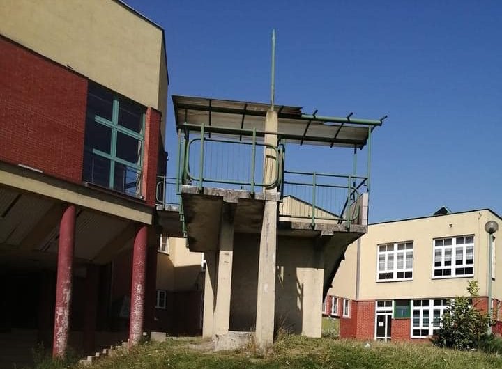 Internauci: Gmach SP nr 30 wygląda źle. Elewację pokrywają szpecące napisy