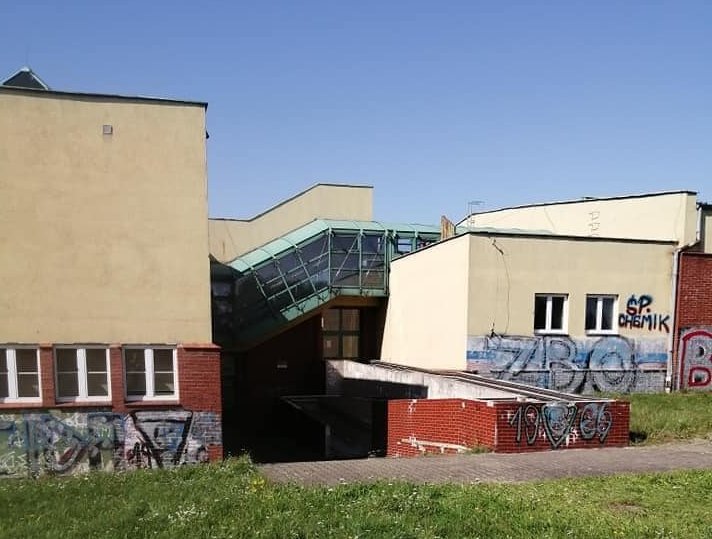 Internauci: Gmach SP nr 30 wygląda źle. Elewację pokrywają szpecące napisy