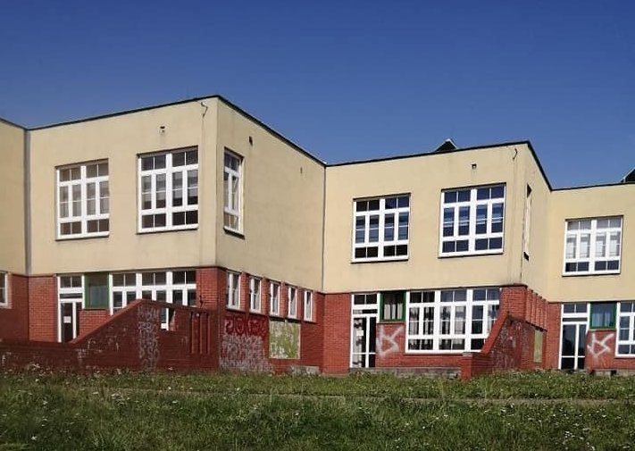 Internauci: Gmach SP nr 30 wygląda źle. Elewację pokrywają szpecące napisy