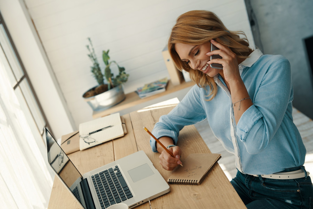 Damski smart casual nie tylko do pracy. Za co ten styl kochają Polki?