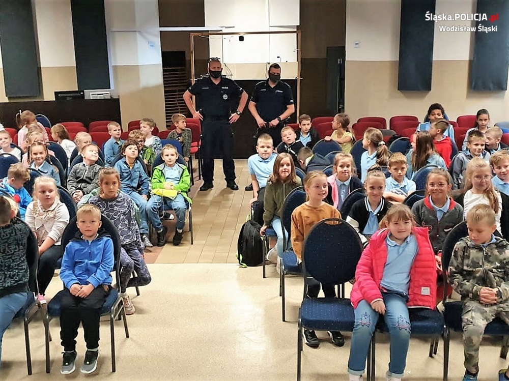 Dzielnicowi rozmawiali z dziećmi o zawodzie policjanta