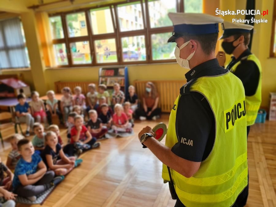 Bezpieczna droga do szkoły z piekarskimi policjantami