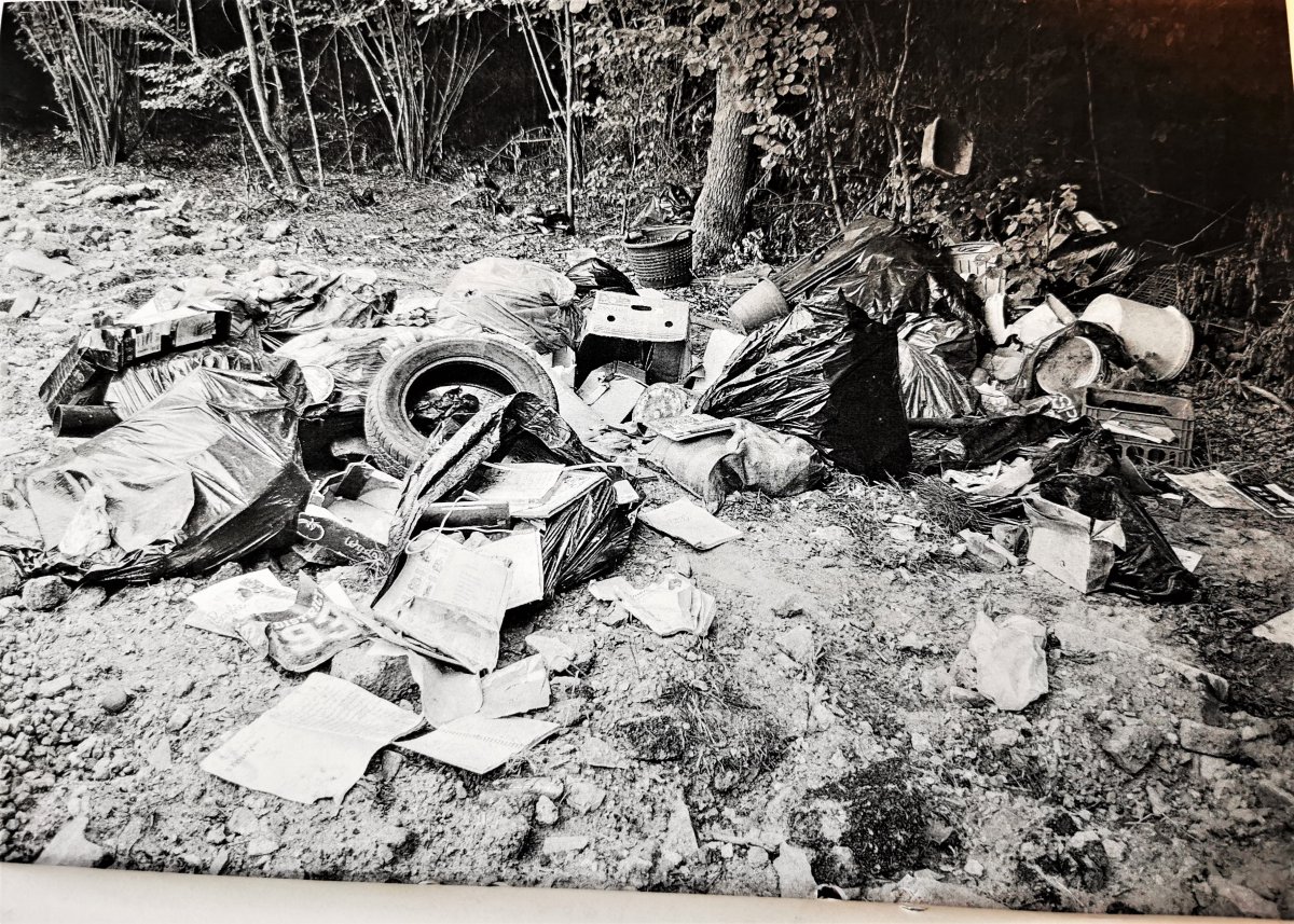 Zamiast do śmietnika, 30 worków ze śmieciami trafiło do lasu