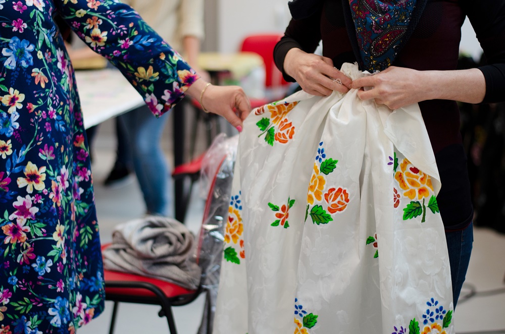 Tradycyjne stroje śląskie na wybiegu. Pokaz mody śląskiej przed Muzeum Górnośląskim