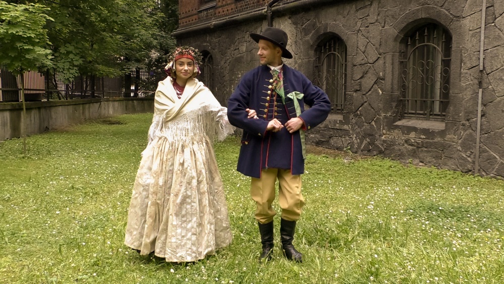 Tradycyjne stroje śląskie na wybiegu. Pokaz mody śląskiej przed Muzeum Górnośląskim