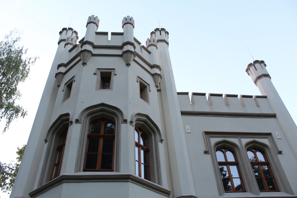 Miechowicki pałac odsłonił swoje piękno