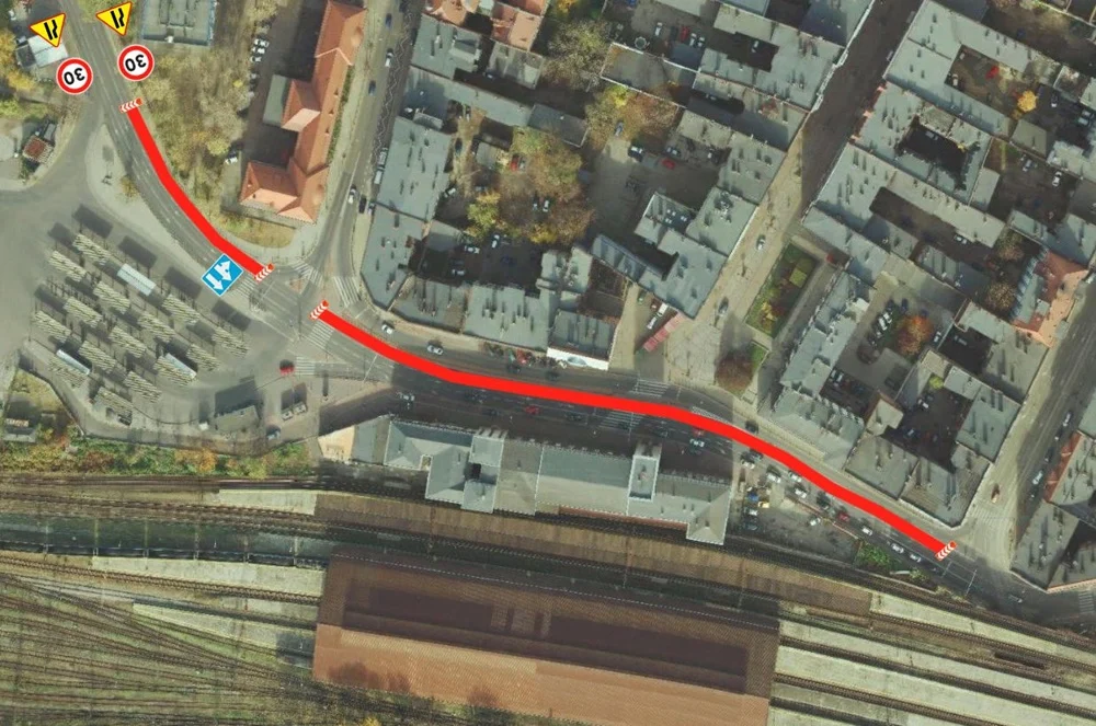 Uwaga kierowcy! Dzisiaj drogowcy będą kontynuować malowanie barierek na pl. Wolskiego