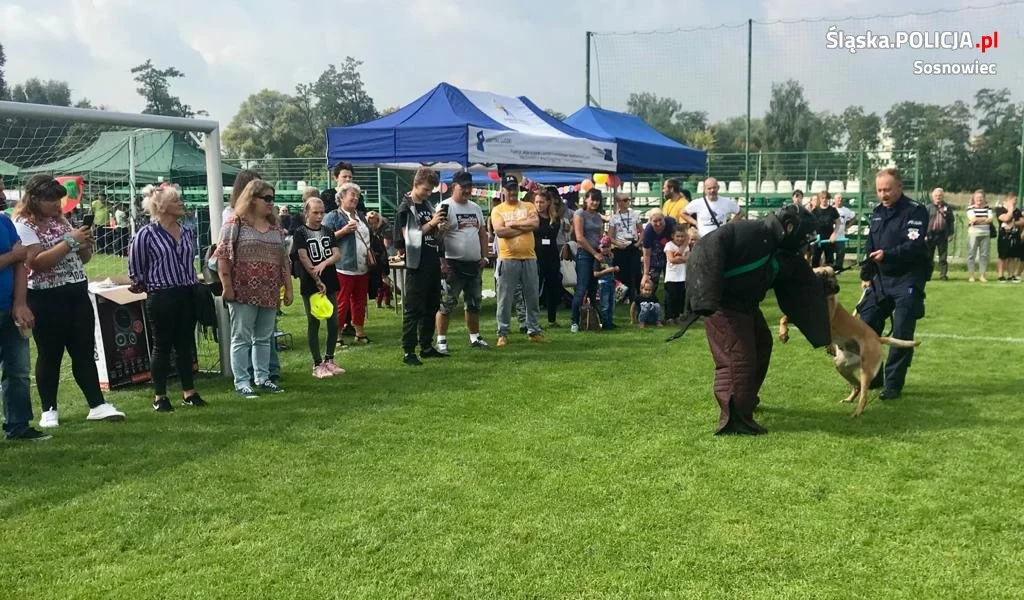 Pies policyjny pomagał uczyć dzieci o bezpieczeństwie podczas pikniku 2