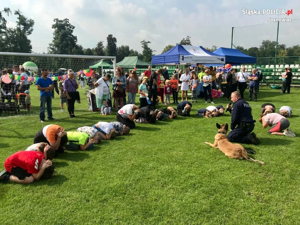 Pies policyjny pomagał uczyć dzieci o bezpieczeństwie podczas pikniku 4