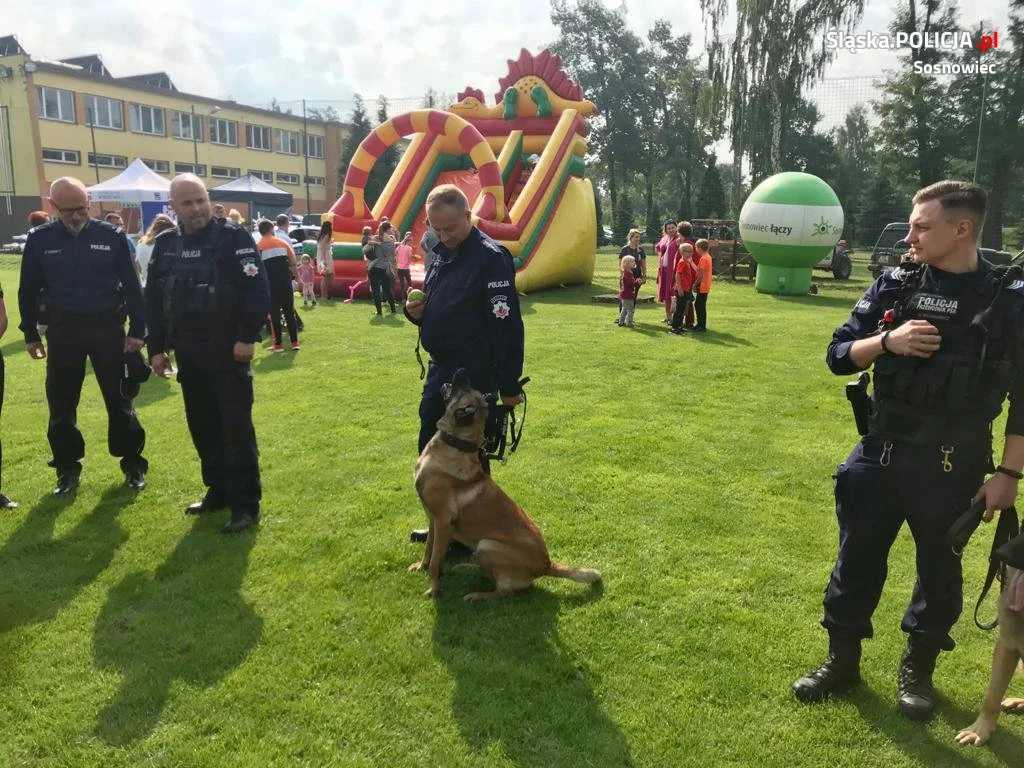 Pies policyjny pomagał uczyć dzieci o bezpieczeństwie podczas pikniku 6