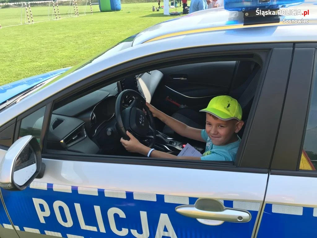 Pies policyjny pomagał uczyć dzieci o bezpieczeństwie podczas pikniku 7