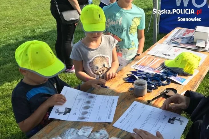 Pies policyjny pomagał uczyć dzieci o bezpieczeństwie podczas pikniku 10