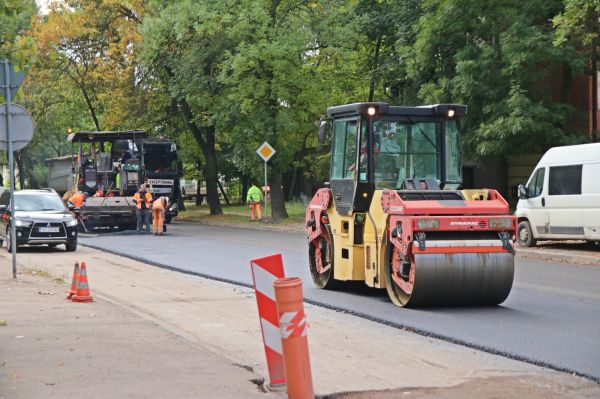 Kolejny etap prac na ul. Mikołajczyka.Trwa asfaltowanie