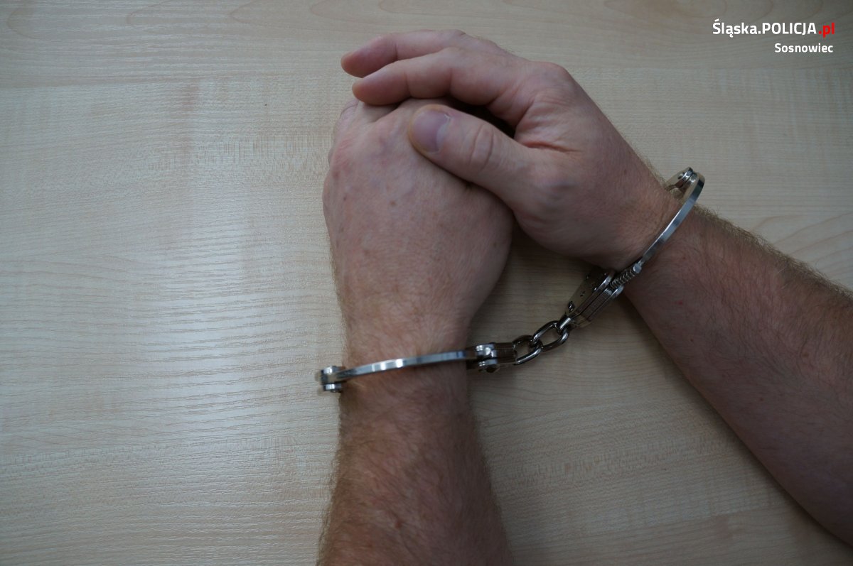 Poszukiwany 47-latek ukrywał się na poddaszu