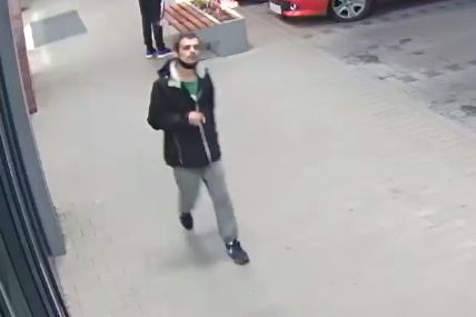 Ukradł ubrania wystawione przed sklepem. Rozpoznajesz go?
