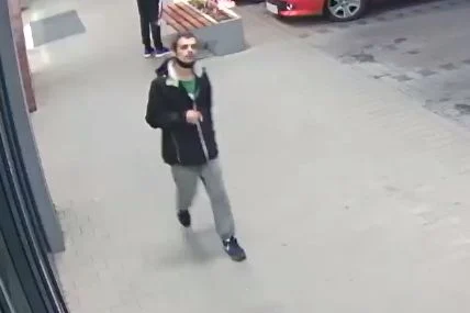 Ukradł ubrania wystawione przed sklepem. Rozpoznajesz go?