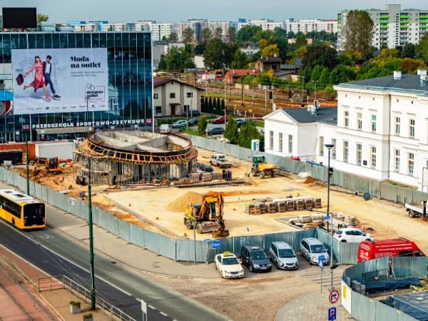 Plac przed dworcem z niespodzianką dla mieszkańców