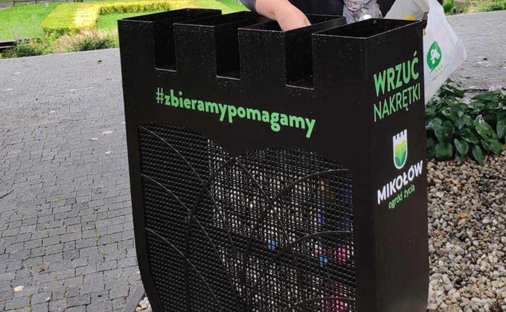 Mikołów zbiera nakrętki! Pojemnik na korki stanął w centrum miasta