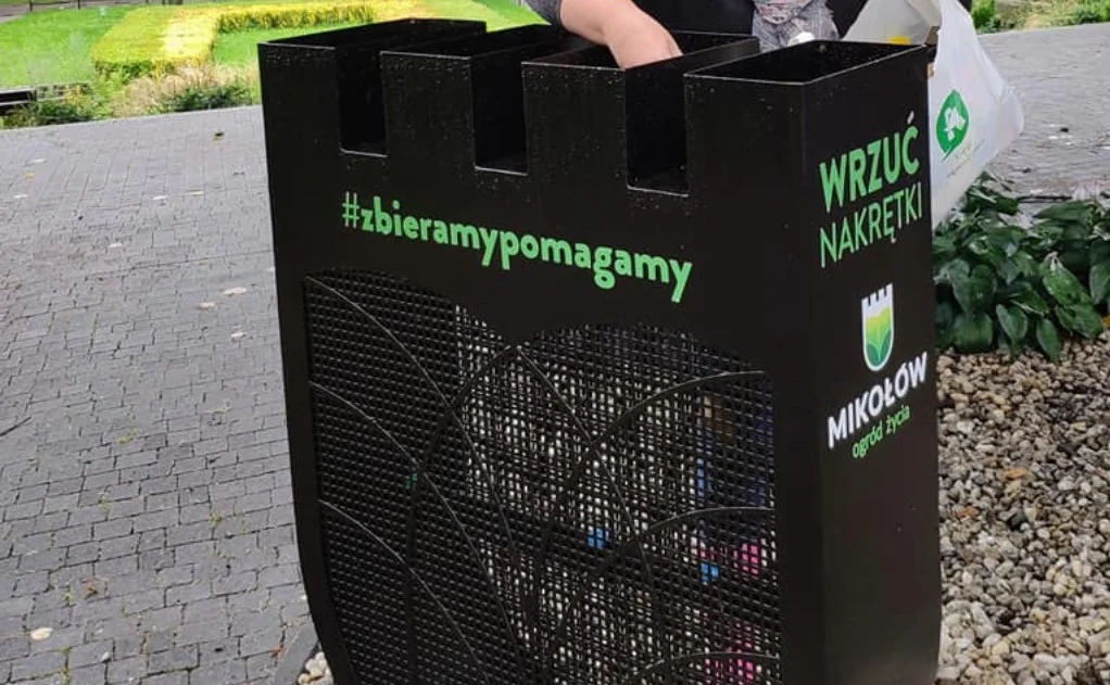 Mikołów zbiera nakrętki! Pojemnik na korki stanął w centrum miasta