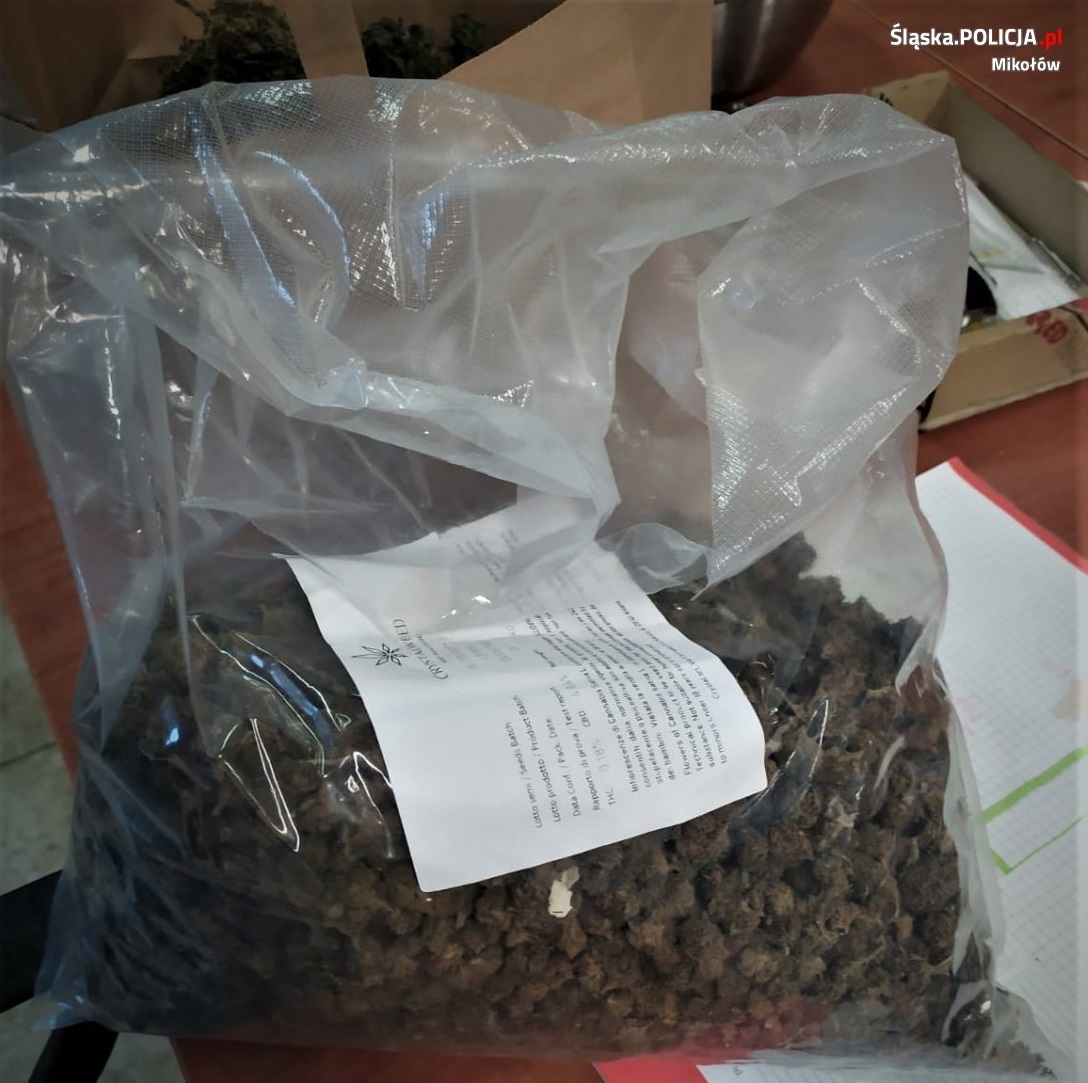 23-latek miał sądowy zakaz prowadzenia i sporo narkotyków