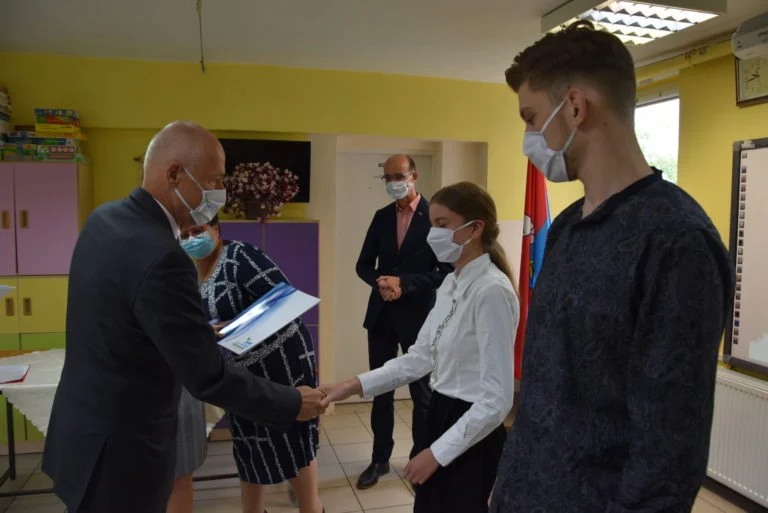 Uczniowie nagrodzeni za oceny, osiągnięcia naukowe i sukcesy sportowe