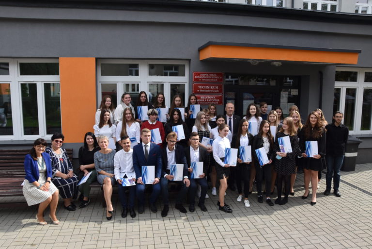 Uczniowie nagrodzeni za oceny, osiągnięcia naukowe i sukcesy sportowe