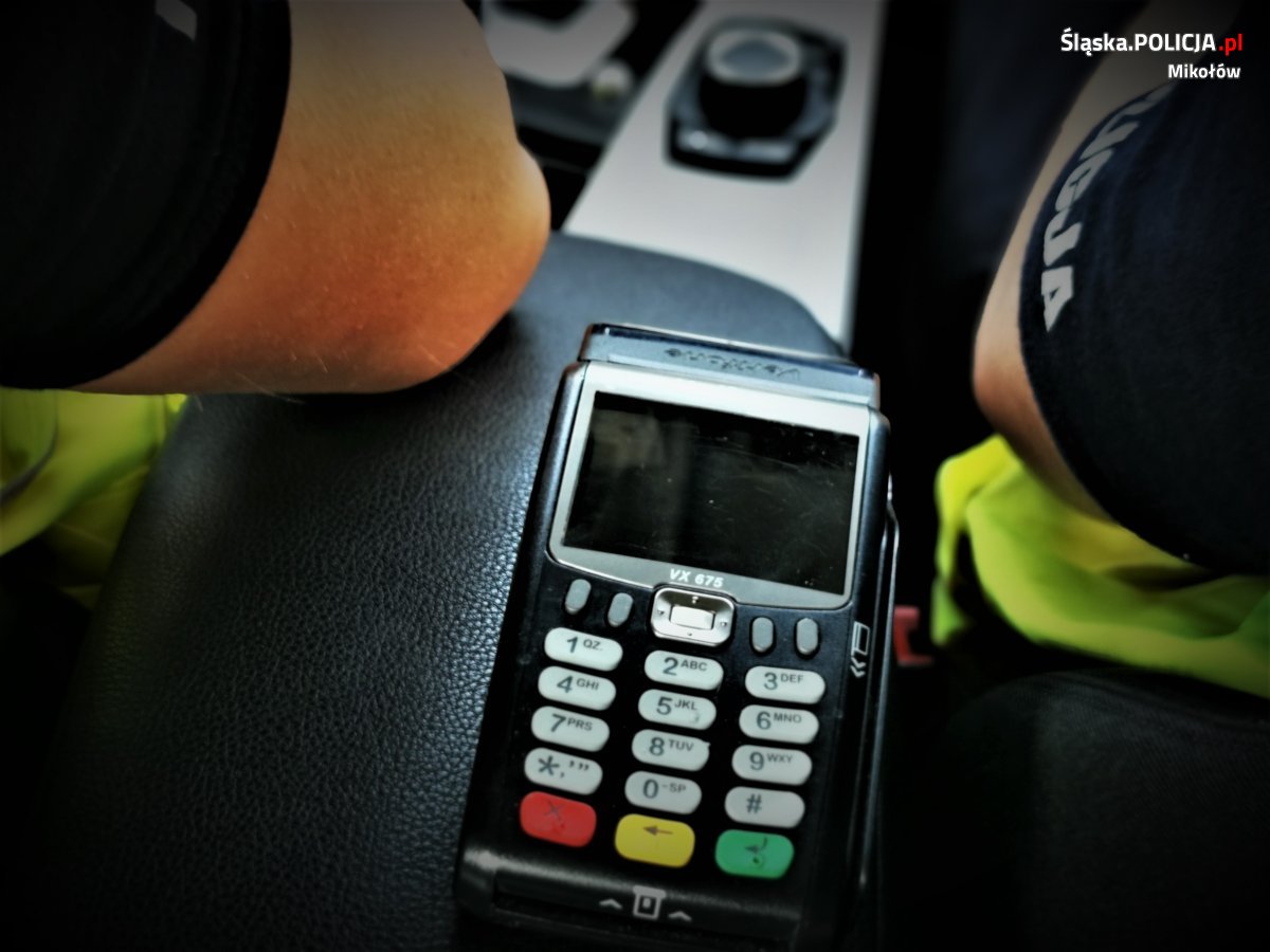 Terminale płatnicze w codziennej służbie policjantów mikołowskiej drogówki