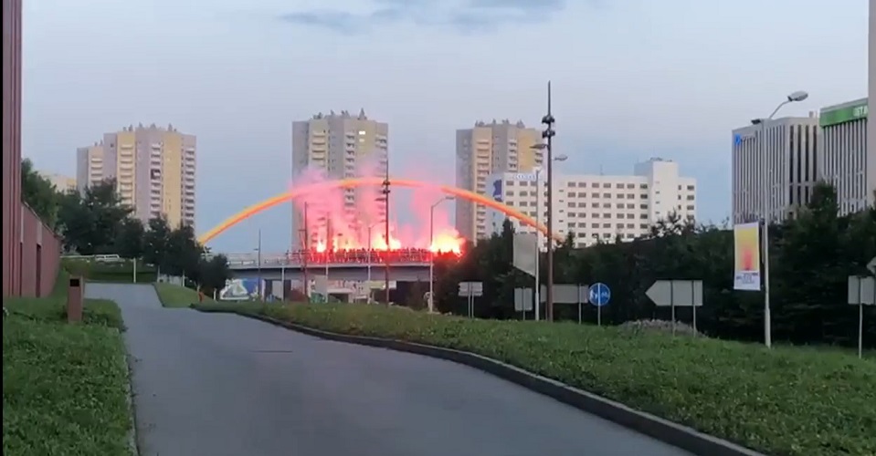 150 pseudokibiców odpaliło race na kładce nad DTŚ. Jeden z nich potrącił autem policjantów