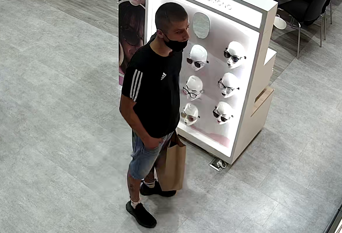 Ten mężczyzna podejrzany jest o kradzież okularów. Rozpoznajesz go?