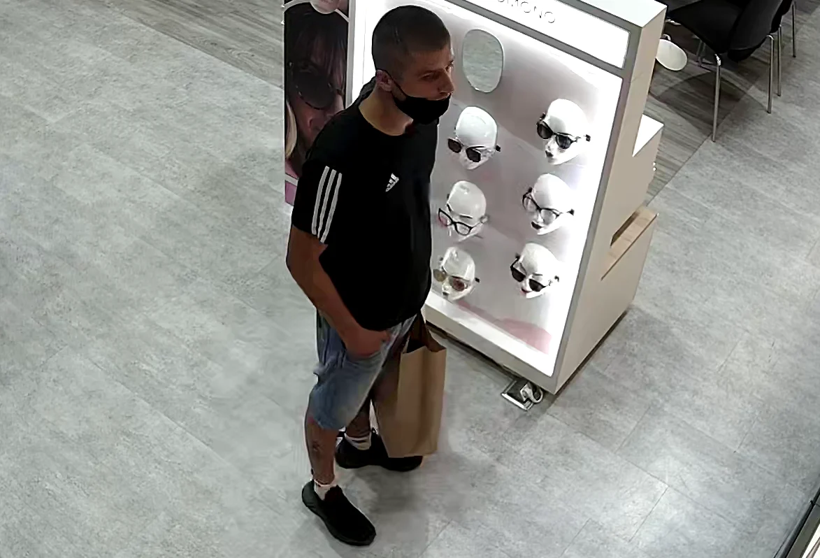 Ten mężczyzna podejrzany jest o kradzież okularów. Rozpoznajesz go?