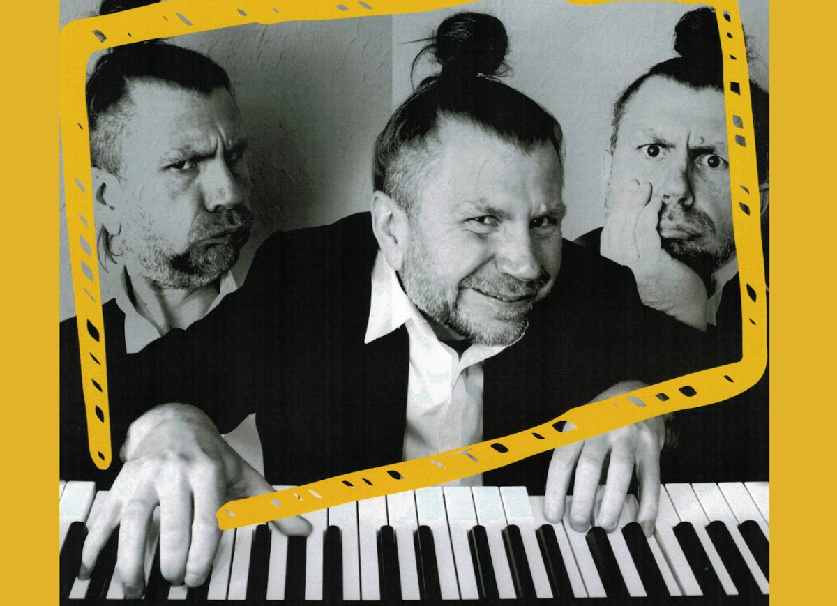 Adam Snopek Stand-Up przy fortepianie