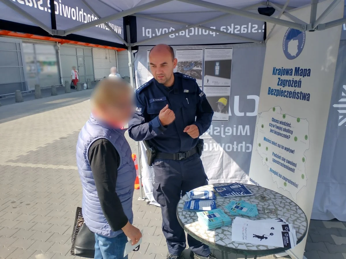 Mundurowi promowali policyjne aplikacje, które mają wpływ na bezpieczeństwo