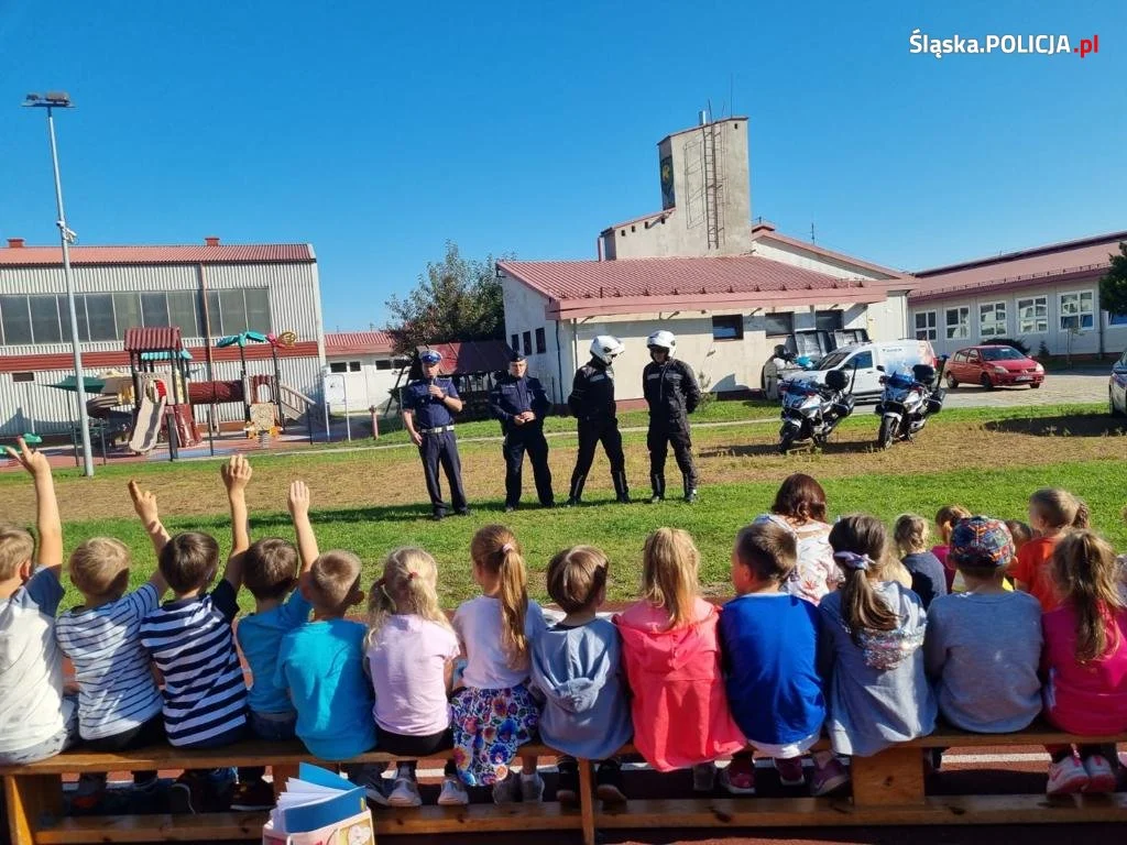 Bezpieczna droga do szkoły z świętochłowickimi mundurowymi