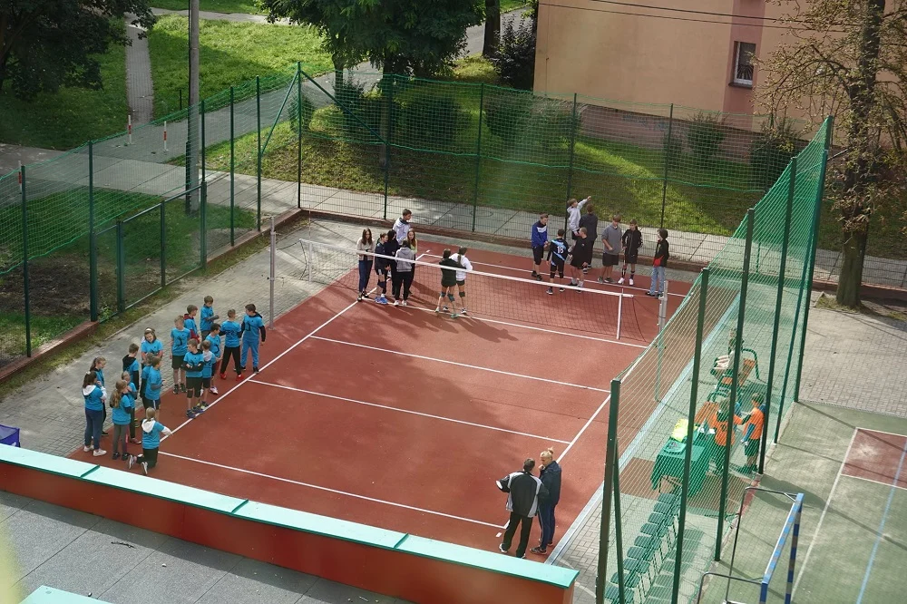 W Szkole Podstawowej nr 2 powstało nowe zewnętrzne boisko do siatkówki