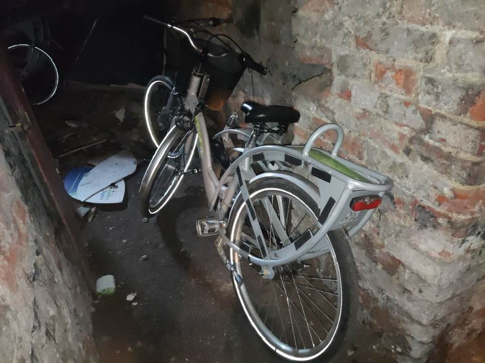 Kradli rowery miejskie i składowali w piwnicy. Straż miejska znalazła "dziuplę" złodziei