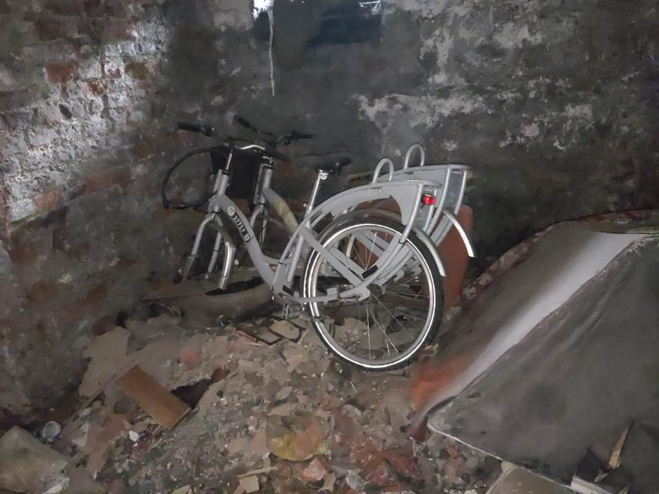 Kradli rowery miejskie i składowali w piwnicy. Straż miejska znalazła "dziuplę" złodziei
