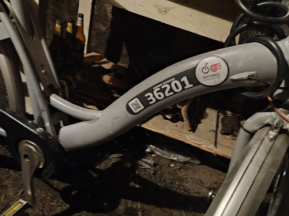 Kradli rowery miejskie i składowali w piwnicy. Straż miejska znalazła "dziuplę" złodziei